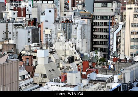 Les toits des bâtiments, Shinjuku, Tokyo, Japon Banque D'Images