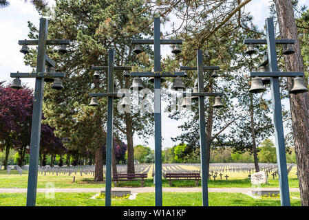 Ysselsteyn, Pays-Bas - le 23 mai 2019. Les cloches des églises organisées sur des mâts, sur le cimetière de guerre allemand aux Pays-Bas. Banque D'Images