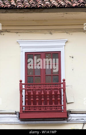 Balcon en bois sculpté en bois rouge, détail architectural sur l'immeuble sur la rue de Cusco, Pérou Banque D'Images