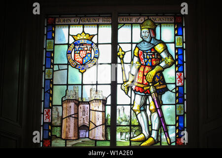 Une fenêtre en verre coloré de la commémorative knight John Gaunt, duc de Lancaster à l'effigie de la ville et son château. Pas de l'art médiéval britannique Banque D'Images