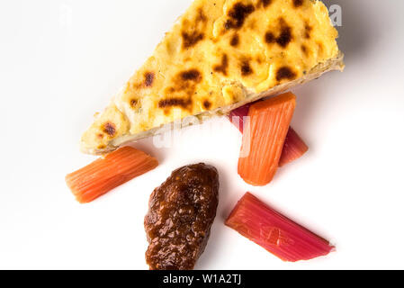 Gâteau au fromage au four salés avec de la rhubarbe marinés et chutney de rhubarbe Banque D'Images