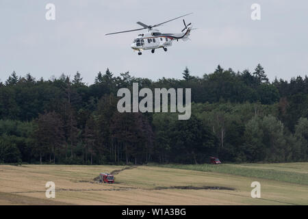 Aerzen, Allemagne. 1er juillet 2019. L'hélicoptère avec le ministre de la Défense, von der Leyen (CDU) à bord rond sur le site de l'écrasement d'un hélicoptère de l'armée allemande. La Bundeswehr a confirmé l'écrasement d'un hélicoptère d'entraînement en Basse-Saxe. L'Eurocopter EC 135 machine a planté autour de 14 heures, près de Dehmcurbrock, environ 30 kilomètres à l'ouest de Hamelin, a déclaré un porte-parole de la Bundeswehr à l'agence de presse allemande lundi. Il y avait deux personnes à bord. L'avion appartient à l'International Helicopter Training Centre de Bückeburg. Credit : Swen Pförtner/dpa/Alamy Live News Banque D'Images