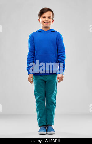 Smiling boy in blue hoodie Banque D'Images