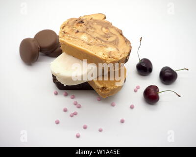 Juin 2019 - Une pile de produits laitiers Fudge contre un fond blanc Banque D'Images
