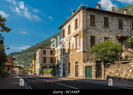 La rue d'une petite ville sur le lac d'Iseo. Sale Marasino. Italie Banque D'Images