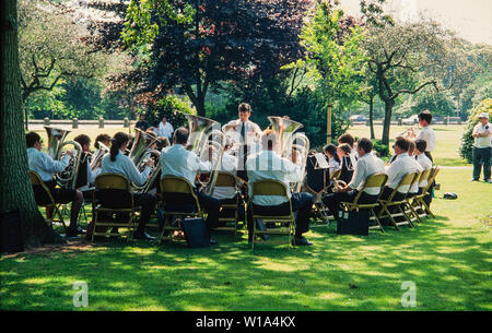 Le Brass Band jouant dans un parc Banque D'Images