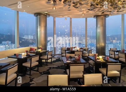 Vue sur l'île de Hong Kong depuis le restaurant situé sur le toit de l'hôtel Crowne Plaza Hotel Kowloon East, Tseung Kwan O, Hong Kong, Chine Banque D'Images