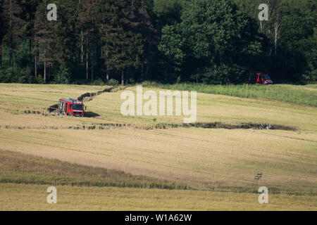 Aerzen, Allemagne. 1er juillet 2019. Un camion de pompiers de la brigade de pompiers se trouve à côté de l'emplacement de l'accident d'un hélicoptère de l'armée allemande. La Bundeswehr a confirmé l'écrasement d'un hélicoptère d'entraînement en Basse-Saxe. L'Eurocopter EC 135 machine a planté autour de 14 heures, près de Dehmcurbrock, environ 30 kilomètres à l'ouest de Hamelin, a déclaré un porte-parole de la Bundeswehr à l'agence de presse allemande lundi. Il y avait deux personnes à bord. L'avion appartient à l'International Helicopter Training Centre de Bückeburg. Credit : Swen Pförtner/dpa/Alamy Live News Banque D'Images