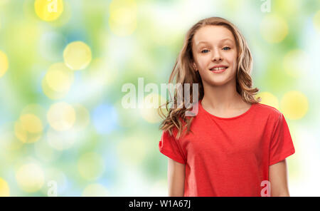 Teenage Girl in red t-shirt sur green lights Banque D'Images