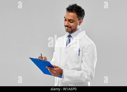 Smiling indian médecin ou scientifique avec presse-papiers Banque D'Images