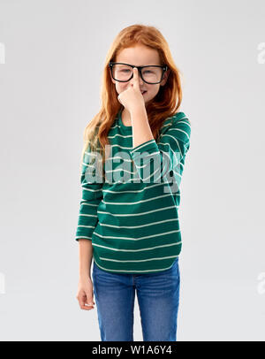 Red haired girl smiling student in glasses Banque D'Images