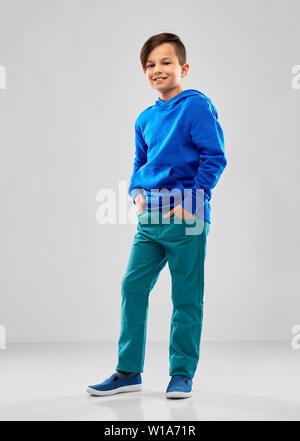 Smiling boy in blue hoodie Banque D'Images