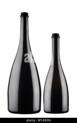 Vue avant du gros plan deux bouteilles de champagne de différentes tailles vide avec aucune étiquette et spéculaire réflexion studio Banque D'Images