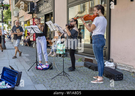 Belgrade, Serbie, 28 juin 2019 : trois jeunes femmes, des musiciens de rue, même à la rue Gospodska à Zemun Banque D'Images
