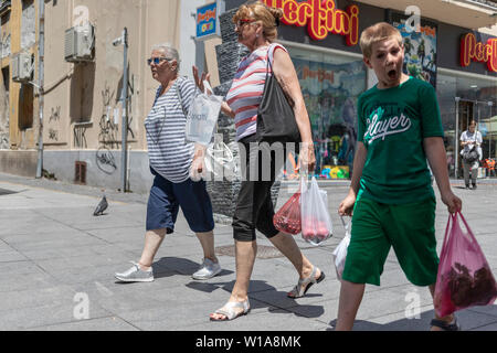 Belgrade, Serbie, 28 juin 2019 : scène urbaine avec des gens marchant dans la rue Gospodska à Zemun Banque D'Images
