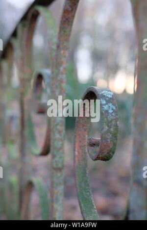 Libre metal rusty rambarde d'un petit vieux pont avec avec éléments en spirale et certains mousse verte sur elle. Banque D'Images