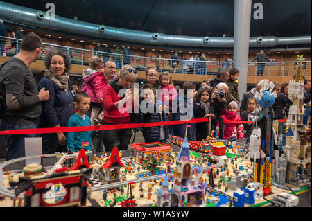 Florence, Italie - 11 novembre 2017 : Les Visiteurs du 'Festival' Briques Florence admiré un modèle entièrement construite avec des briques en plastique Lego. Banque D'Images