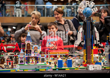 Florence, Italie - 11 novembre 2017 : Les Visiteurs du 'Festival' Briques Florence admiré un modèle en plastique entièrement construite avec des briques en plastique Lego. Banque D'Images