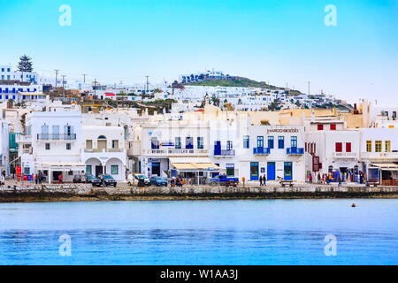 Mykonos, Grèce - 23 Avril 2019 : île célèbre maisons blanches, promenade, plage, vue de la mer dans les Cyclades Banque D'Images