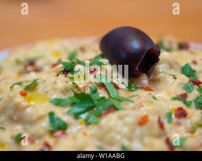 Babaganoush - Meze ou apéritif turc Close Up - Pâte d'Aubergine - Garni de flocons de piment, d'olive et le persil Banque D'Images