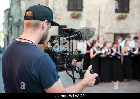 Caméraman capture vidéo et audio caméra vidéo professionnelle de Pentecôte, au cours d'un spectacle de musique en public en plein air. Banque D'Images