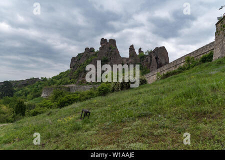 Murs de la forteresse Kaleto et les rochers, la Bulgarie Belogradchik Banque D'Images