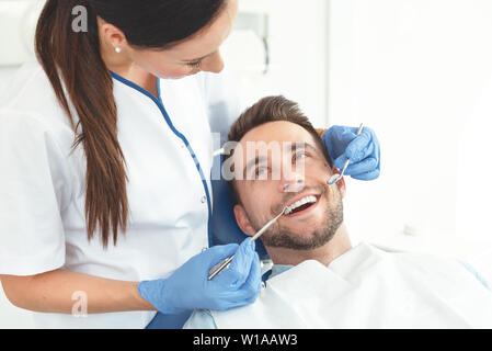 Ayant examiné les dents de l'homme à des dentistes. Aperçu de la prévention de la carie dentaire Banque D'Images