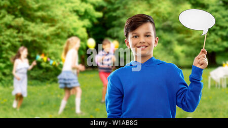 Smiling boy with speech bubble at Birthday party Banque D'Images