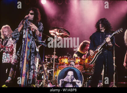 Groupe de rock américain Aerosmith avec Brad Whitford,Steven Tyler, Joey Kramer et Joe Perry d'Aerosmith le 15 octobre 1994 au Pavillon du Blockbuster à Devor, en Californie. Photo : Jeffrey Mayer Banque D'Images