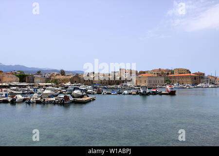 Célèbre port vénitien de Chania vieille ville au bord de l'eau, la Crète en Grèce Banque D'Images