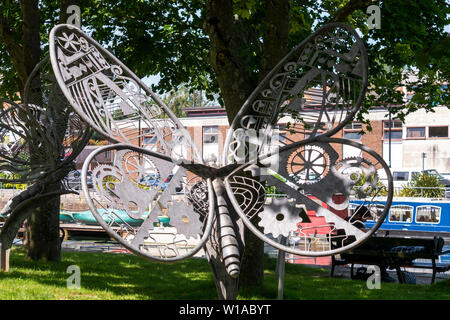 Une sculpture en acier galvanisé d'un papillon - Chichester Ship Canal, Chichester, West Sussex, UK. Banque D'Images