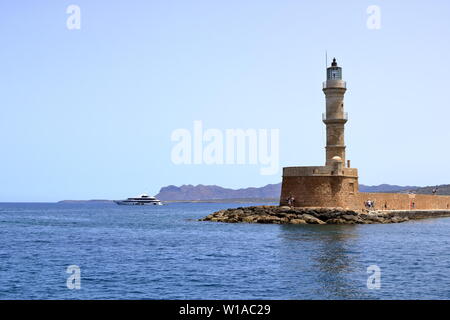 Célèbre port vénitien de Chania vieille ville au bord de l'eau, la Crète en Grèce Banque D'Images