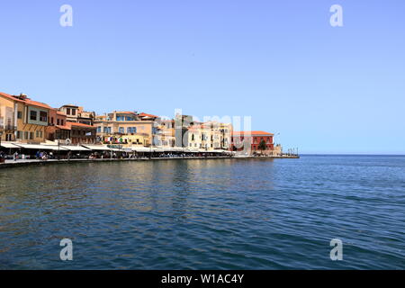 Célèbre port vénitien de Chania vieille ville au bord de l'eau, la Crète en Grèce Banque D'Images