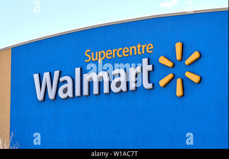Montréal, Canada - 30 avril 2019 : Walmart store front et le logo. Walmart est une multinationale américaine retail corporation qui exploite une chaîne de l'hyp Banque D'Images