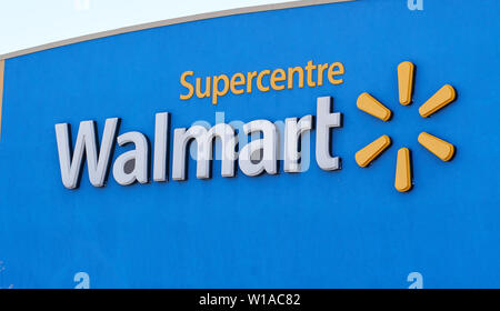 Montréal, Canada - 30 avril 2019 : Walmart store front et le logo. Walmart est une multinationale américaine retail corporation qui exploite une chaîne de l'hyp Banque D'Images