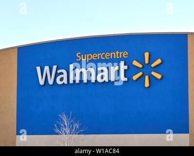 Montréal, Canada - 30 avril 2019 : Walmart store front et le logo. Walmart est une multinationale américaine retail corporation qui exploite une chaîne de l'hyp Banque D'Images