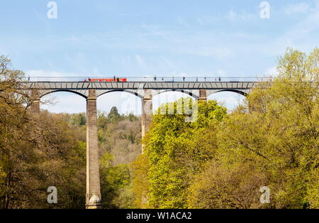 Recherche le long de la rivière Dee vers l'Aqueduc de Pontcysyllte construit Thomas Telford. Maintenant une structure du patrimoine mondial Banque D'Images