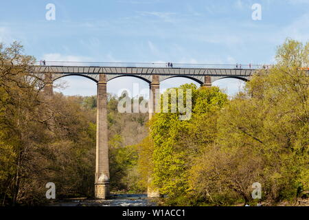 Recherche le long de la rivière Dee vers l'Aqueduc de Pontcysyllte construit Thomas Telford. Maintenant une structure du patrimoine mondial Banque D'Images