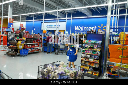 Montréal, Canada - 30 avril 2019 : Les gens de caisse en magasin Walmart. Walmart est une multinationale américaine retail corporation qui exploite une chaîne Banque D'Images