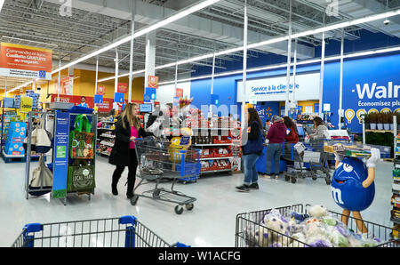 Montréal, Canada - 30 avril 2019 : Les gens de caisse en magasin Walmart. Walmart est une multinationale américaine retail corporation qui exploite une chaîne Banque D'Images