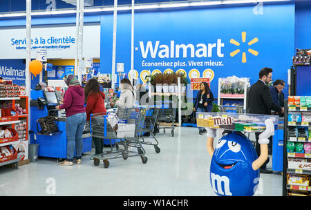 Montréal, Canada - 30 avril 2019 : Les gens de caisse en magasin Walmart. Walmart est une multinationale américaine retail corporation qui exploite une chaîne Banque D'Images