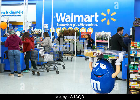 Montréal, Canada - 30 avril 2019 : Les gens de caisse en magasin Walmart. Walmart est une multinationale américaine retail corporation qui exploite une chaîne Banque D'Images