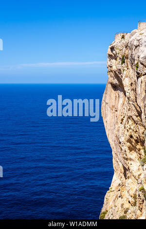 Mirador es Colomer rock - le point de vue principal à Cap de Formentor situé sur plus de 200 m de haut rocher. Mallorca, Espagne Banque D'Images