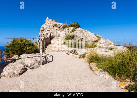 Mirador es Colomer - allée menant à la vue principale à Cap de Formentor situé sur plus de 200 m de haut rocher. Mallorca, Espagne Banque D'Images