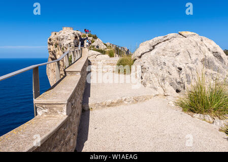 Allée vers le mirador es Colomer - le point de vue principal à Cap de Formentor situé sur plus de 200 m de haut rocher. Mallorca, Espagne Banque D'Images