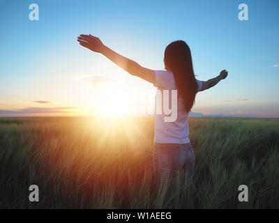 Femme se sentir libre dans un magnifique cadre naturel, dans quel domaine au coucher du soleil Banque D'Images