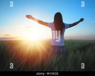 Femme se sentir libre dans un magnifique cadre naturel, dans quel domaine au coucher du soleil Banque D'Images
