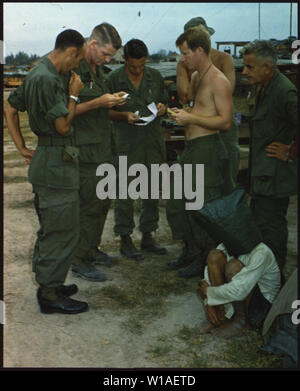 Un Viet Cong suspect, capturés au cours d'une attaque contre un avant-poste américain près de la frontière cambodgienne au Vietnam du Sud, n'est interrogé. Banque D'Images