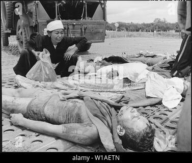 Une Vietnamienne pleure sur le corps de son mari, l'une des victimes de l'Armée Vietnames dans la guerre avec les Viet Cong dans le Sud Vietnam. Banque D'Images