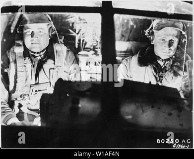 Une photo de nuit spectaculaire pris le navigateur et pilote d'un cinquième Air Force B-26 Invader de la 3e Escadre à la bombe la préparation d'une mission d'intrus de nuit au-dessus du territoire ennemi en Corée. Ils sont : 1er lieutenant Ben Eubanks, 1619 Westwood Ave., Atlanta, Géorgie, à gauche, et le 1er lieutenant Stanley Hyman, 18 Boulevard, New Rochelle, NEW YORK Une antenne gunner complète l'équipage. Banque D'Images